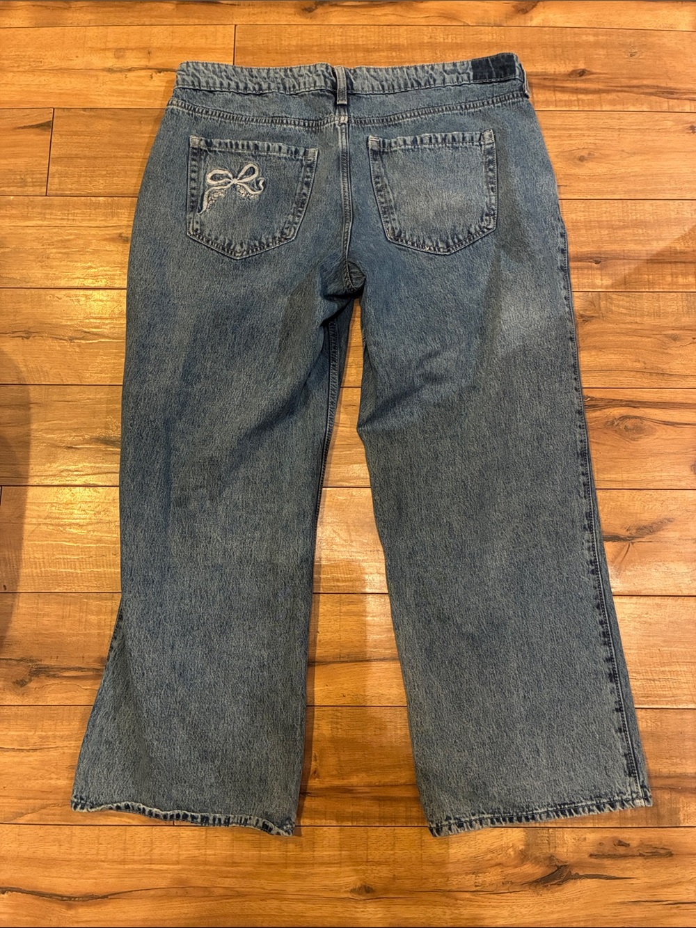 Hollister Low-Rise Baggy Jeans with Embroidered Bow Detail